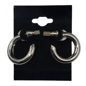 5/10 NWT chrome silver tone hoop earrings